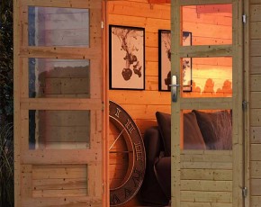 Karibu Holz-Gartenhaus Bastrup 8 + 3m Anbaudach + Seiten + Rückwand - 28mm Blockbohlenhaus - Gartenhaus Lounge - Pultdach - natur